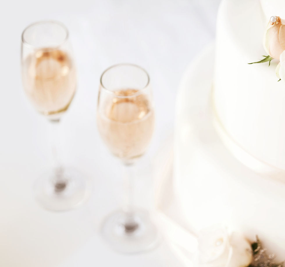 Bruidstaart en champagne fluiten op tafel