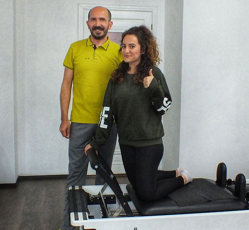 Sermin Tatar : Sihir gibi bir dokunuş... Uzun yıllardır süregelen bir his yaratan serüven 6 ay önce başladı benim için ... Kapıdan girdiğiniz an benliğimi etkisi altına alan samimiyet ve sıcaklık hissi , bir anda alternatifleri aklımdan siliverdi. İşini bilen ve bunu büyük bir tevazu ile eyleme döken iki “can” insanın yeri burası ... Bedenime ve ruhuma kattığı faydanın yanısıra , eşimle birlikte her an çıkıp gidebileceğim bir dost yanı oldu benim için kısa sürede ... Halden anlayan ve içtenliğiyle güven hissi veren Ali Hocam’a minnettarım . Dilerim birgün çocuklarımla beraber hala burada spor yapıyor olurum ... 