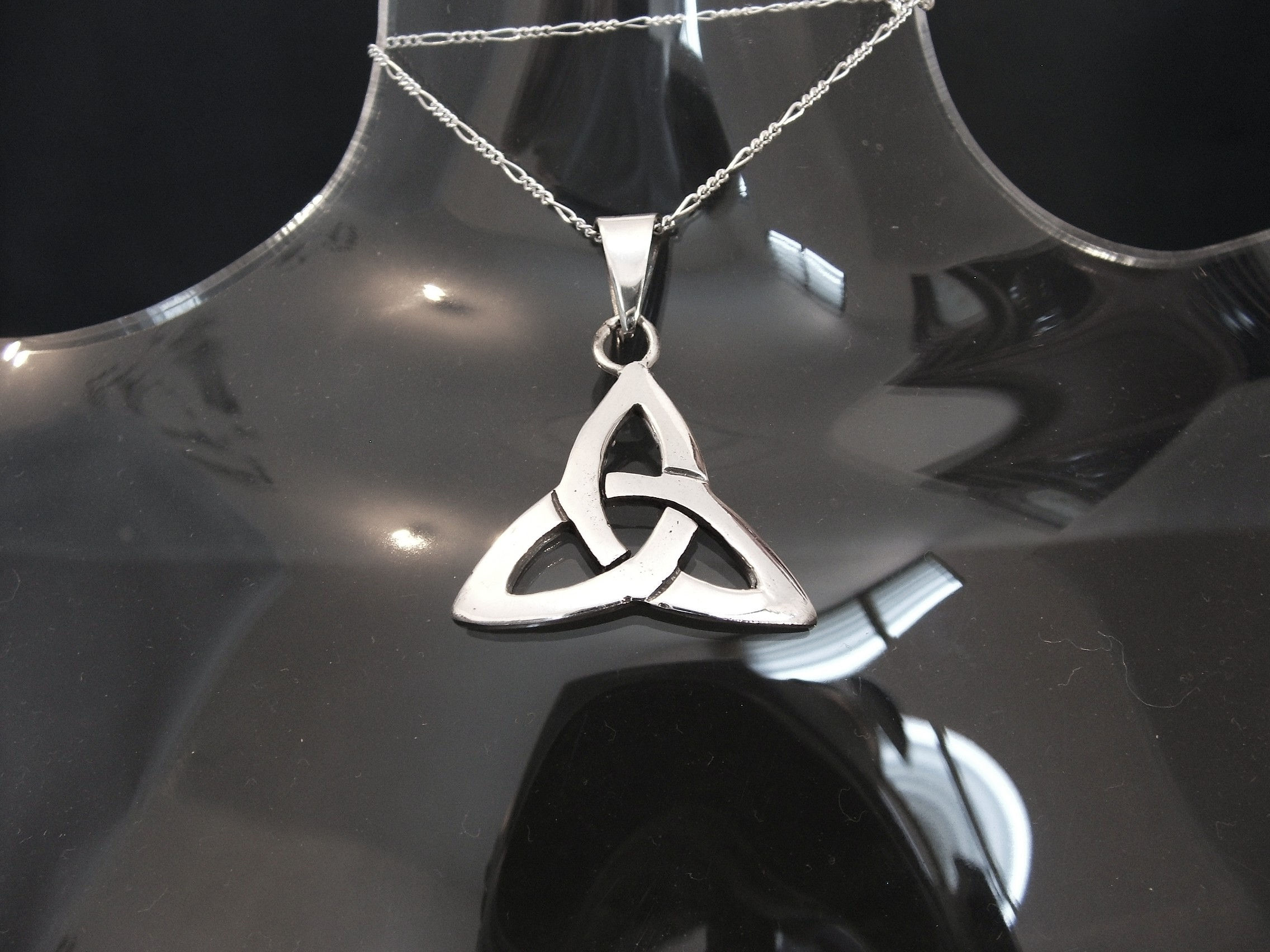 Dije De Triqueta Celta Grande En Plata