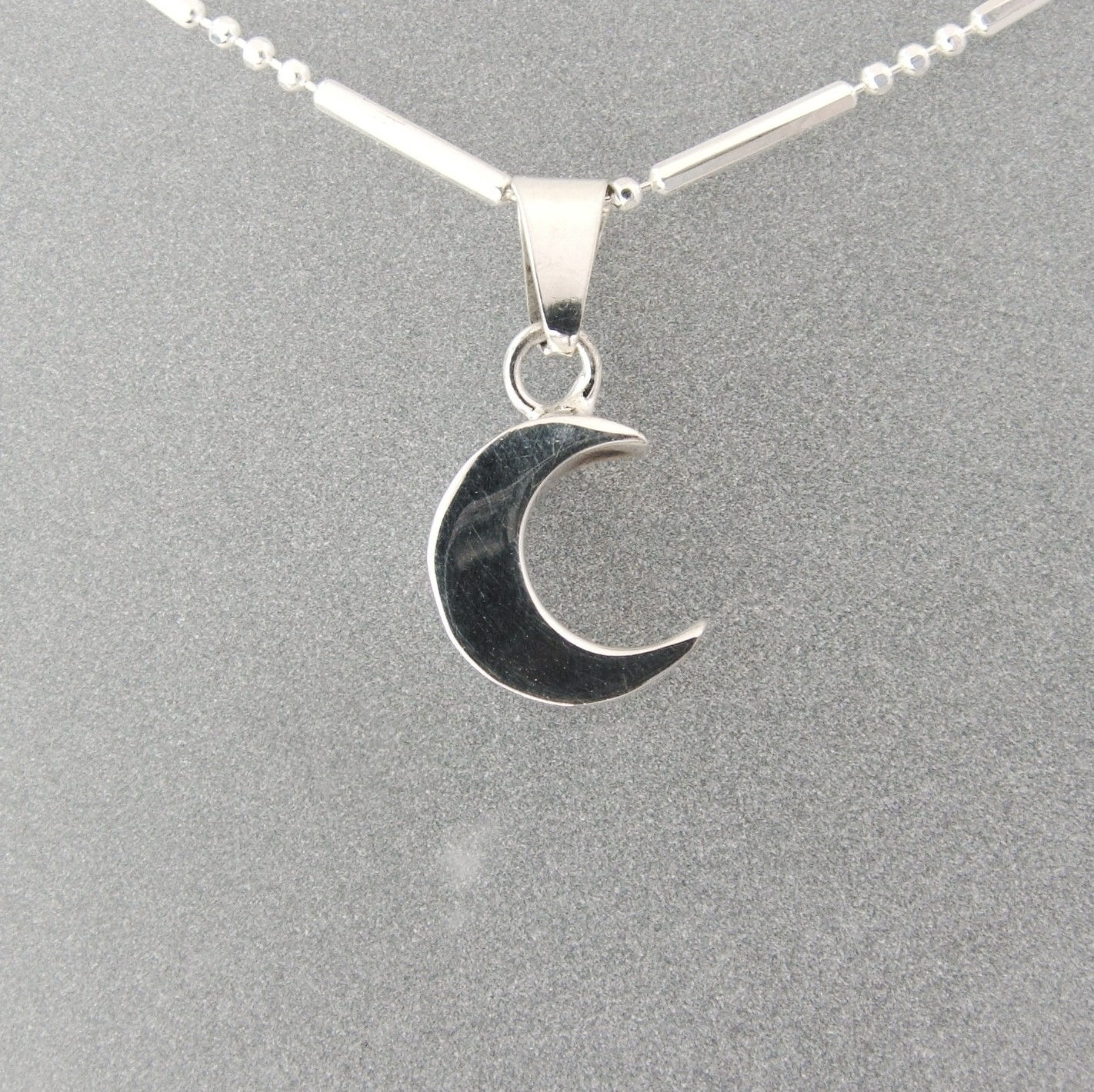 Dije De Luna Cartoneada Chiquita En Plata