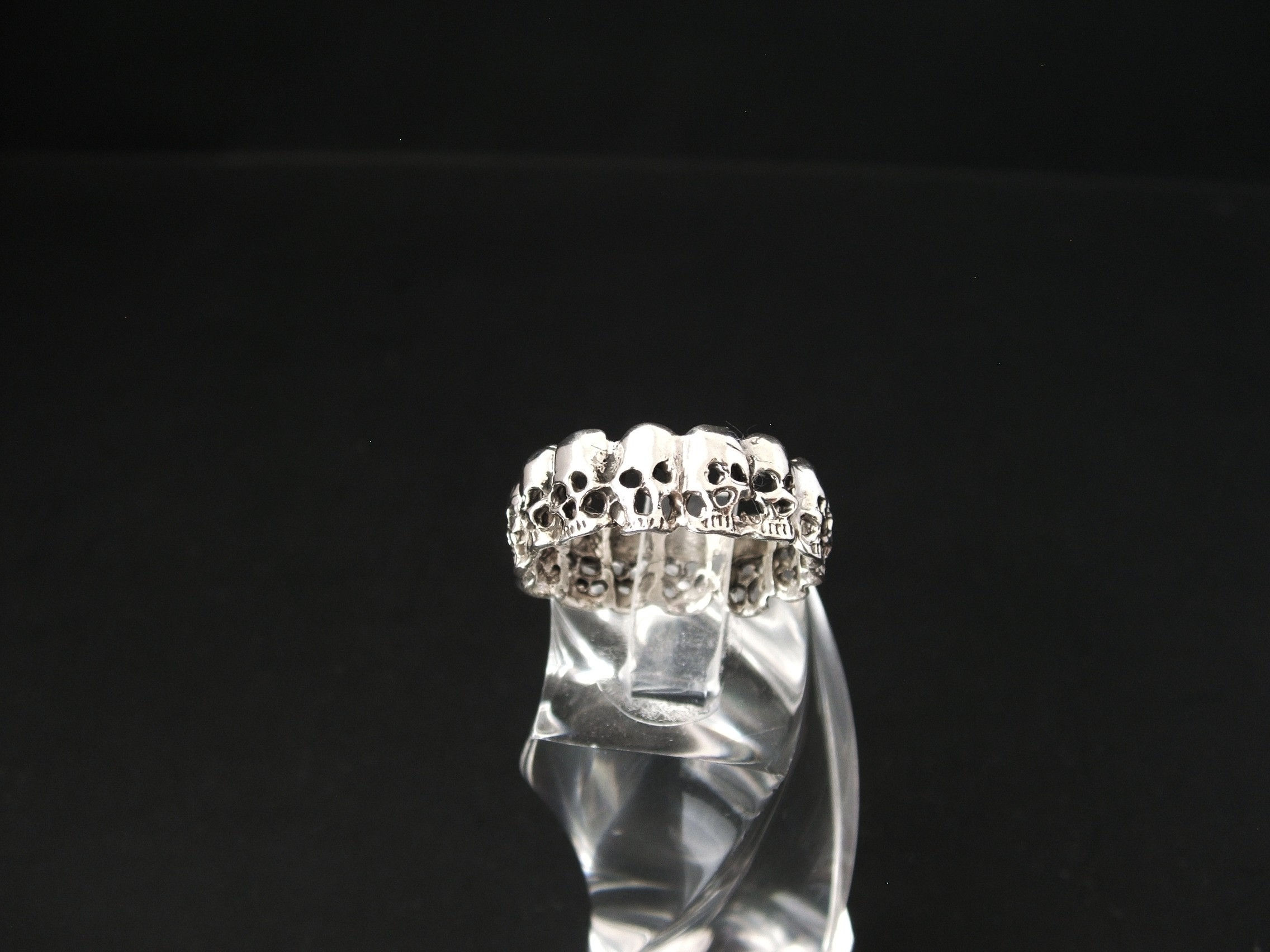 Anillo De Calaveras En Banda En Plata