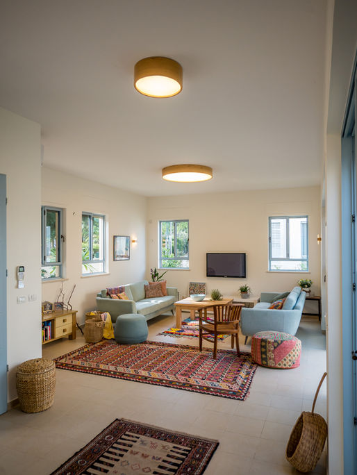 סלון מרווח עם ספה, שולחן, שטיחים, תאורה, חלונות, ו- AlonaSidi, בית בעמק חפר