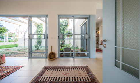פנים של בית עם דלתות זכוכית, שטיחים, גינה חיצונית, AlonaSidi.