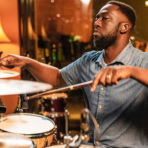 Lendário baterista de jazz ouve Metallica pela primeira vez e toca “Enter Sandman”