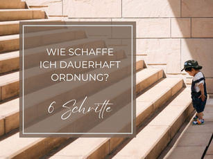 Kind an Treppe mit Textblock: Wie schaffe ich dauerhaft Ordnung - 6 Schritte