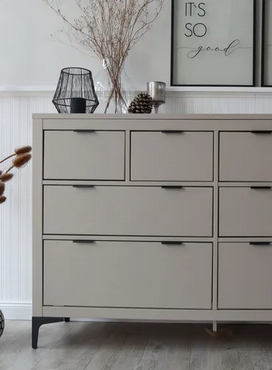 Modernes Sidebord mit Deko