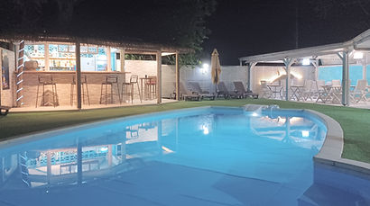 la piscine le soir à la rose du brésil hôtel marie galante
