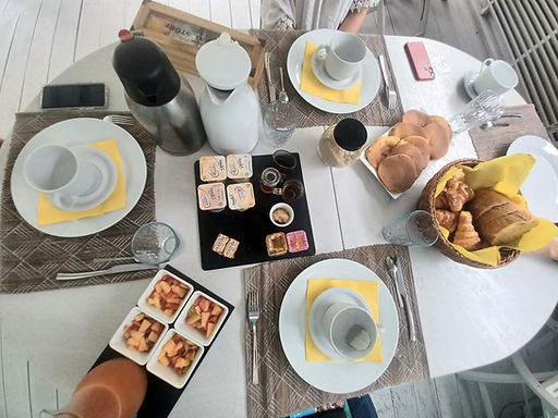 le petit déjeuner à la rose du brésil hôtel marie galante