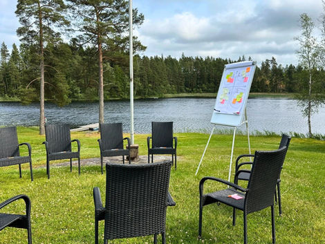 Utomhuskonferens bredvid sjön