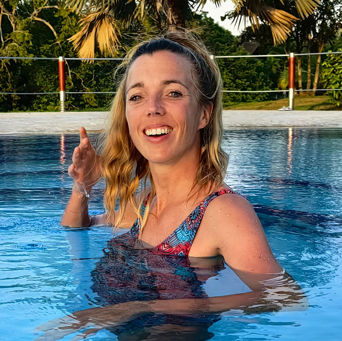 Portrait-Watsu-therapist-swimmingpool.jpg