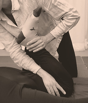 Zen Shiatsu therapist client knee bend_e