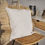 Miniature : Housse de coussin en coton naturel avec franges en raphia