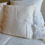 Miniature : Couverture en coton avec franges blanche et ses 2 taies d'oreiller