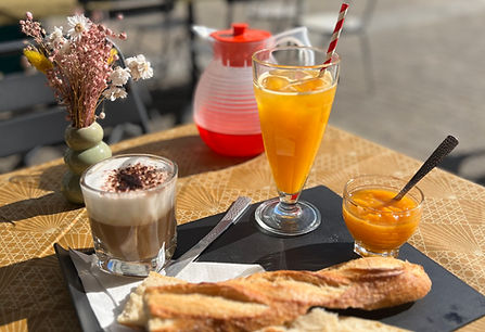 Petit déjeuner chez les filles.jpg