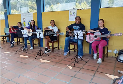 Alunos da Escola de Música, do IQS, aprendendo a tocar violão