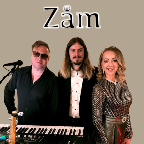„Zåm“ – Die Band für besondere Momente.
100 % Live. 100 % Emotion .
100 % im Hier und Jetzt
„Zåm“ ist ein erstklassiges Akustik Live Trio. Die Akustik-Band „Zåm “ versteht es, sowohl intime, gefühlvolle als auch ausgelassene Party Momente zu schaffen. Sie nehmen euch mit auf eine musikalische Reise, die den Tag unvergesslich macht und euch die Möglichkeit gibt, in den Augenblick einzutauchen und alle Sorgen abzuschalten. Neben Bekannten Hits der letzten Jahrzehnte schreibt Zåm auch eigene Songs. Mit dieser Mischung und reinem Gefühl schafft die Band eine tiefgehende Verbindung zwischen den Menschen und dem Moment. Ob bei Hochzeiten, Firmenfeiern, Hotel Lobby´s oder Charity-Event´s – „Zåm“ sorgt für die perfekte Balance zwischen Feiern und Reflektieren und lässt jeden Augenblick intensiv erleben.