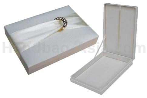 Embellished_wedding_invitation_box9.jpg