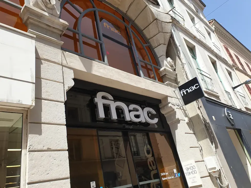 Séance de dédicaces du livre "J'ai grandi sur la ligne de démarcation" à la FNAC de Roanne