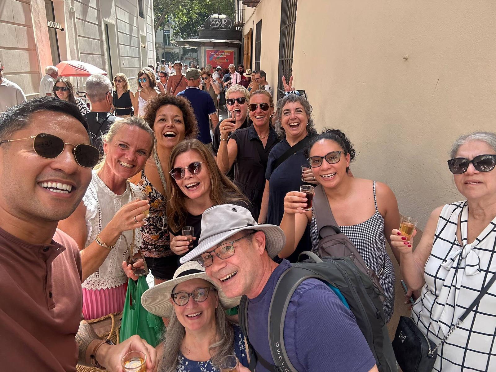 Grupo del tour cerca de Teatro romano y Alcazaba en Málaga