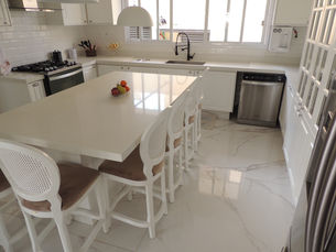 Projeto incrível, harmoniza a arquitetura neoclássica e o estilo americano em designer do interior.