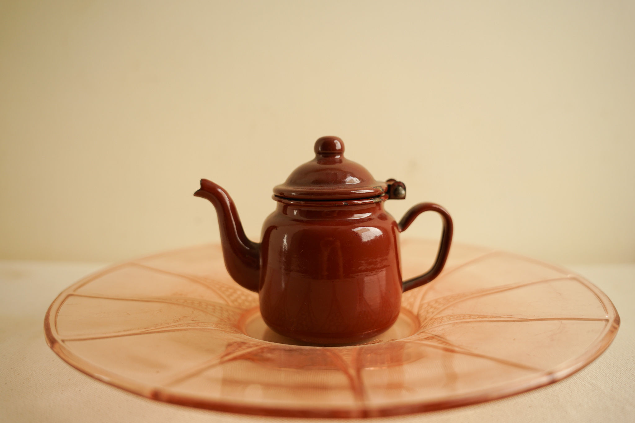 צלחת הגשה ורודה מזכוכית