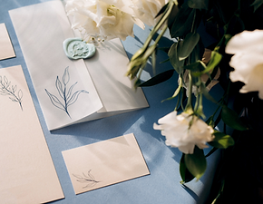 wedding flower design, flatly in white and blue