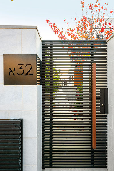 קומפלקס מגורים שער כניסה אלומיניום שחור.jpeg