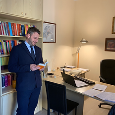 Avvocato Giovanni Quaranta nel suo studio
