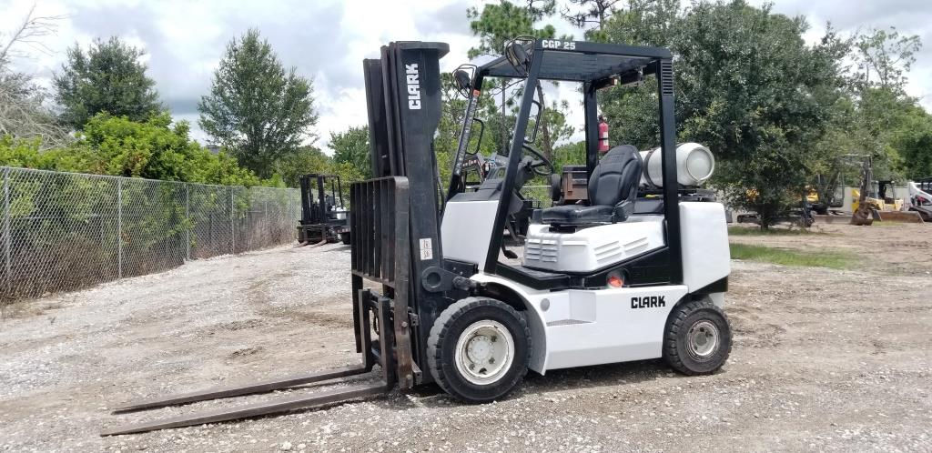 Clark Forklift CGP25 Pneumatic, 3 Stages, Side Shift, 5,500 lb Cap.