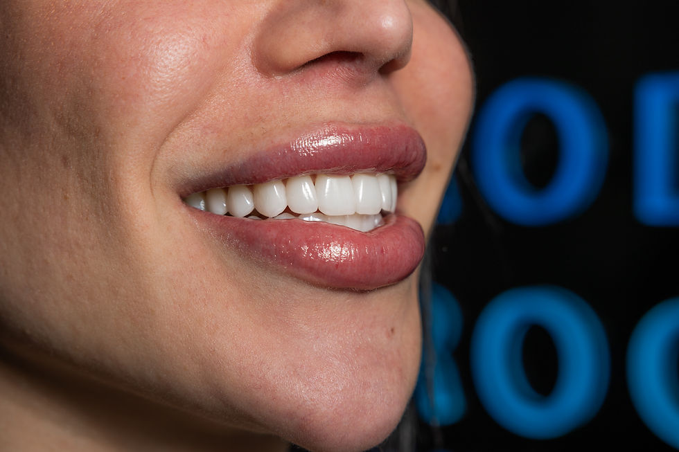 Sorriso em close mostrando avaliação odontológica com espelho para análise dos dentes.