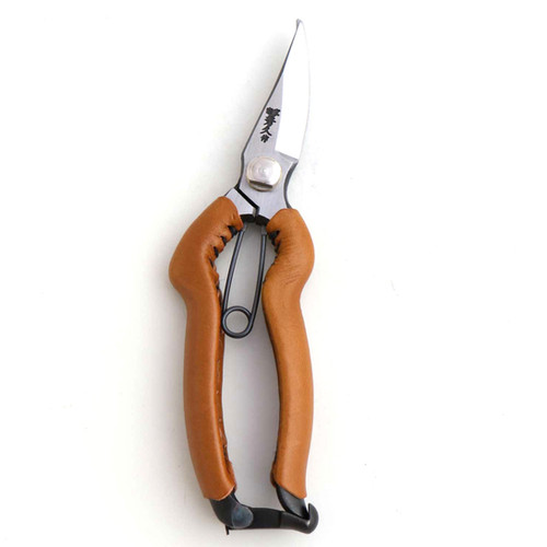 ジャガーウーマン〜蝶の木の教え T26C 万能剪定鋏 YP leather camel | 株式会社 外山刃物 -公式サイト-