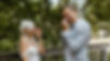 Hochzeitspaar beim first look stehen sich gegenüber, lächeln und wischen beide eine Träne aus den Augen