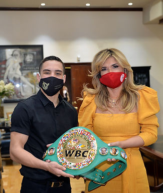 Recibe Gobernadora Pavlovich de Óscar Valdez guante con el que ganó el cetro mundial superpluma CMB