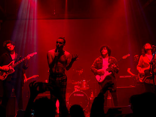 Efelante llenó de colores su presentación con acuarelas