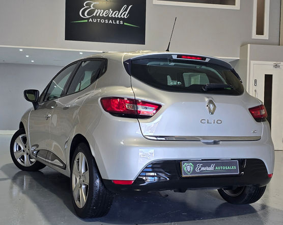 Used Renault Clio 1.5 DCI 90 DYNAMIQUE Hatchback 2015 in Silver for sale in Leeds at Emerald Autosales - exterior front view