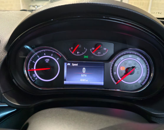 Used Vauxhall Insignia 2.0 CDTI E/F 140 SRI Hatchback 2015 in Red for sale in Leeds at Emerald Autosales - side profile