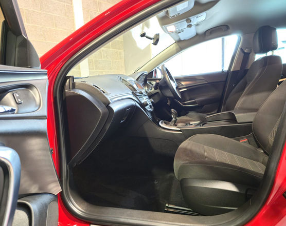 Red Vauxhall Insignia 2.0 CDTI E/F 140 SRI Hatchback 2015 Diesel Manual for sale in Leeds - interior seats and dashboard