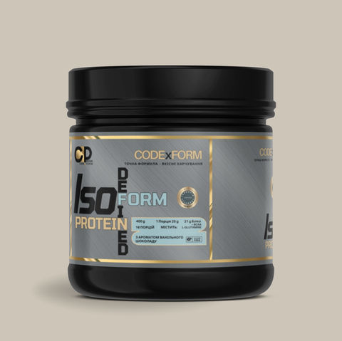 Банка ISO PROTEIN Шоколад Ваніль у тривимірному лівому ракурсі, видно бічну панель з піктограмами та частиною фронтальної ети