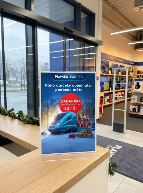 Návrh a tlač POS materiálov pre vianočnú kampaň PLANEO EXPRES – akrylový stolový stojan na predajni od dizajnového štúdia.