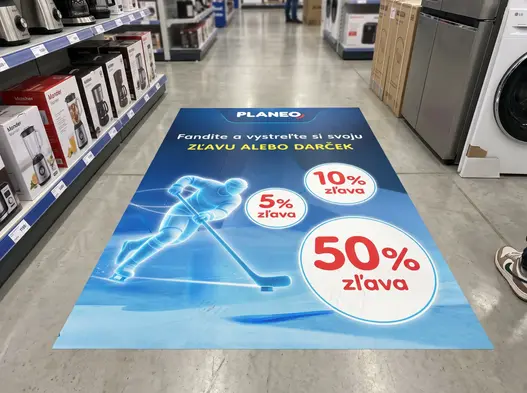 Tlač a návrh podlahovej grafiky PLANEO pre hokejovú kampaň od kreatívneho štúdia – interiérový POS marketing.