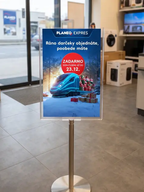 Interiérová POS reklama a podlahový stojan pre vianočnú kampaň PLANEO EXPRES – dizajn a realizácia od kreatívnej agentúry.