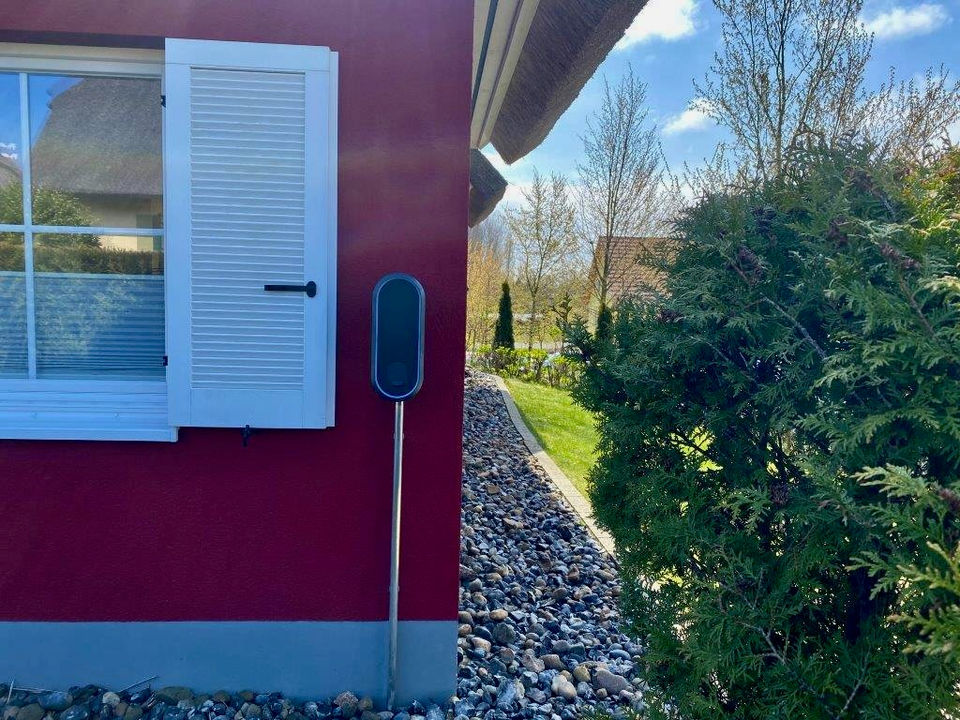 Das Ferienhaus Windsbraut in Glowe (Rügen) ist ein exklusives Reetdachhaus mit Sauna, Kamin und 5 Betten. Nur 500m vom Strand entfernt, bietet es Komfort inklusive Wallbox für E-Autos – ideal für Familienurlaub und Wellness-Auszeiten an der Ostsee.