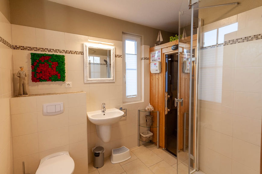 Ferienhaus Windsbraut Glowe auf Rügen - Duschbad mit Sauna