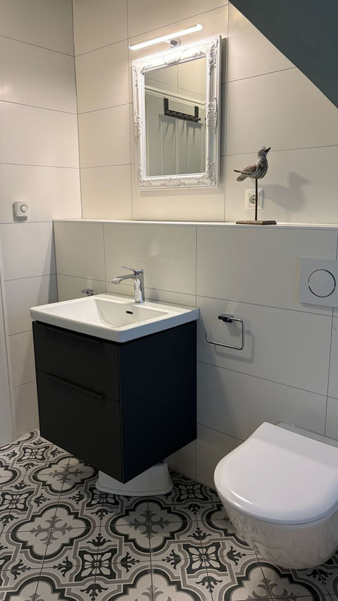 Ferienhaus Windsbraut Glowe auf Rügen - Badezimmer mit Dusche und Badewanne im Obergeschoss