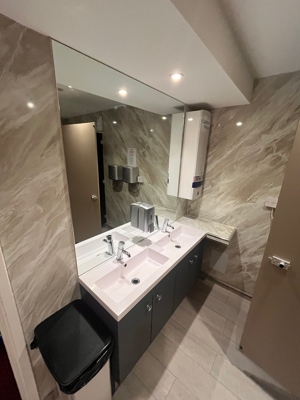 Bracknell - Commercial Cleaning - The Cleaning Crew ltd - Clean toilet .HEIC