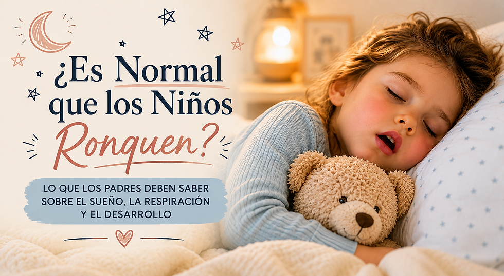Niña durmiendo abrazando un osito de peluche con la boca abierta en una habitación acogedora, ilustrando los ronquidos y los problemas respiratorios durante el sueño en niños.