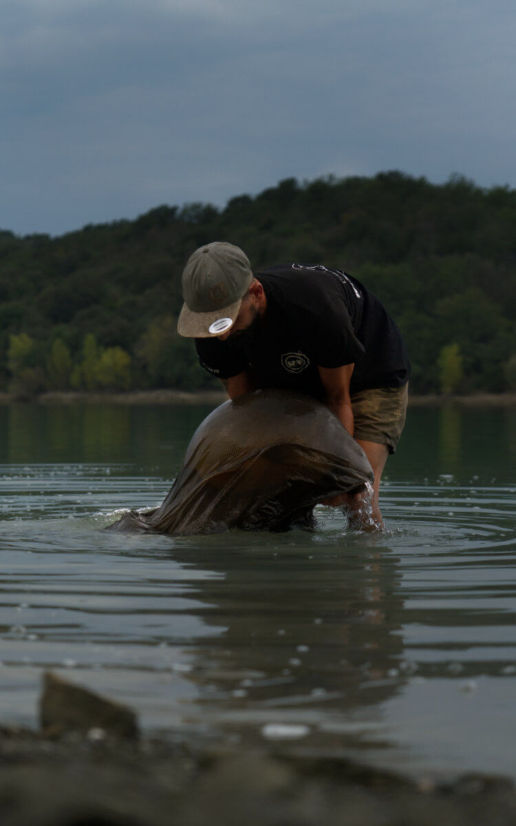 un homme qui porte une carpe 