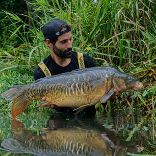 Un homme avec une carpe fully scaled