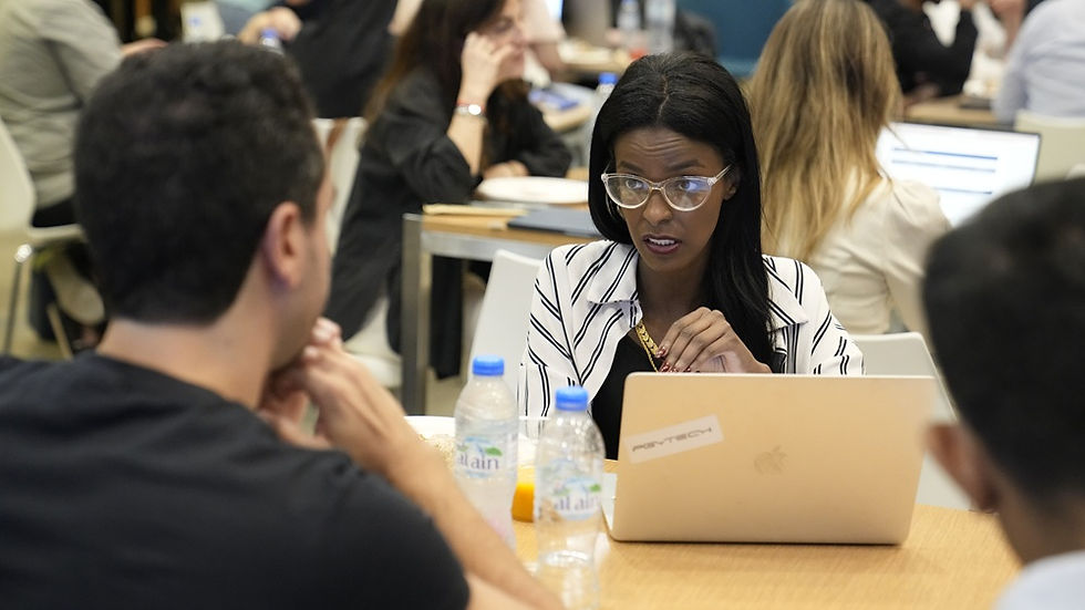 Sahar Ali, founder of Fyn, in conversation with founders at a FRWRDx IDEA Program session in Dubai