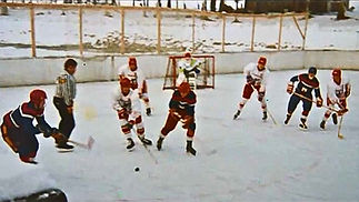 Nachwuchs-Eishockeyspiel im Freibad Neuheide im Winter 1978_02